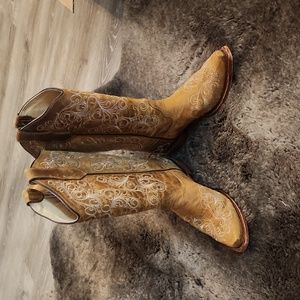 SOLD - Circle G by Corral tan with beige swirl stitching size 8